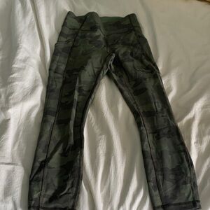 Lululemon Women's Camouflage Crop Leggings